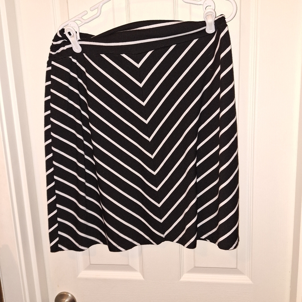 Faded Glory Black and White Chevron Mini Skirt Large